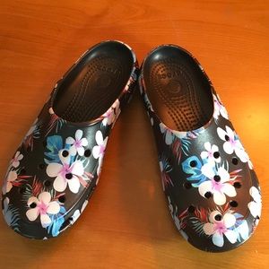 NWOT Hawaiian crocs